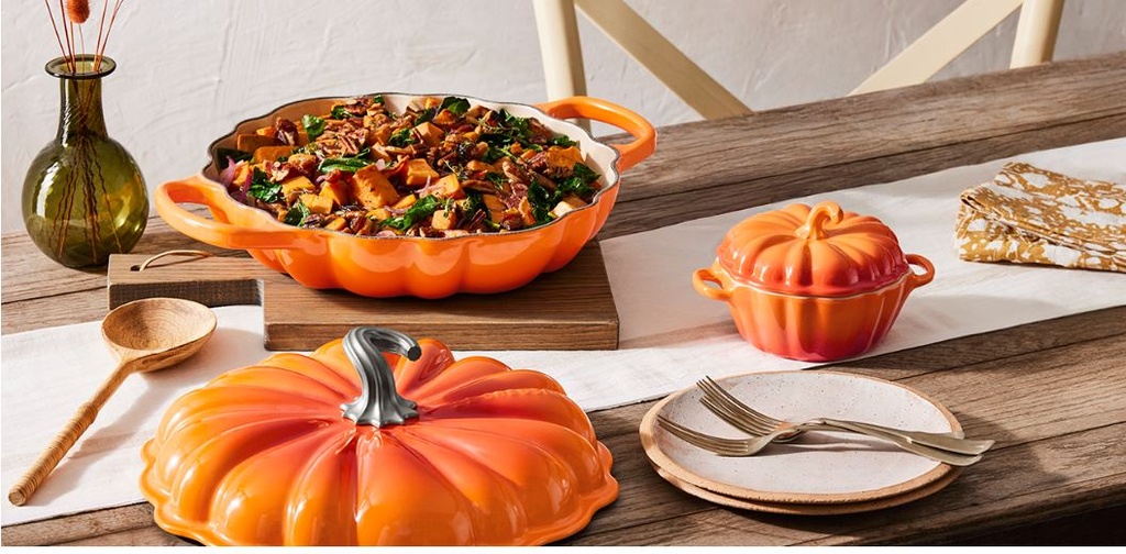 LE CREUSET FAITOUT CITROUILLE SIGNATURE  AVEC BOUTON DORE 28CM VOLCANIQUE