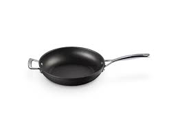 LE CREUSET SAUTEUSE AVEC POIGNEE D'ASSISTANCE ESSENTIAL EN CERAMIQUE 28CM